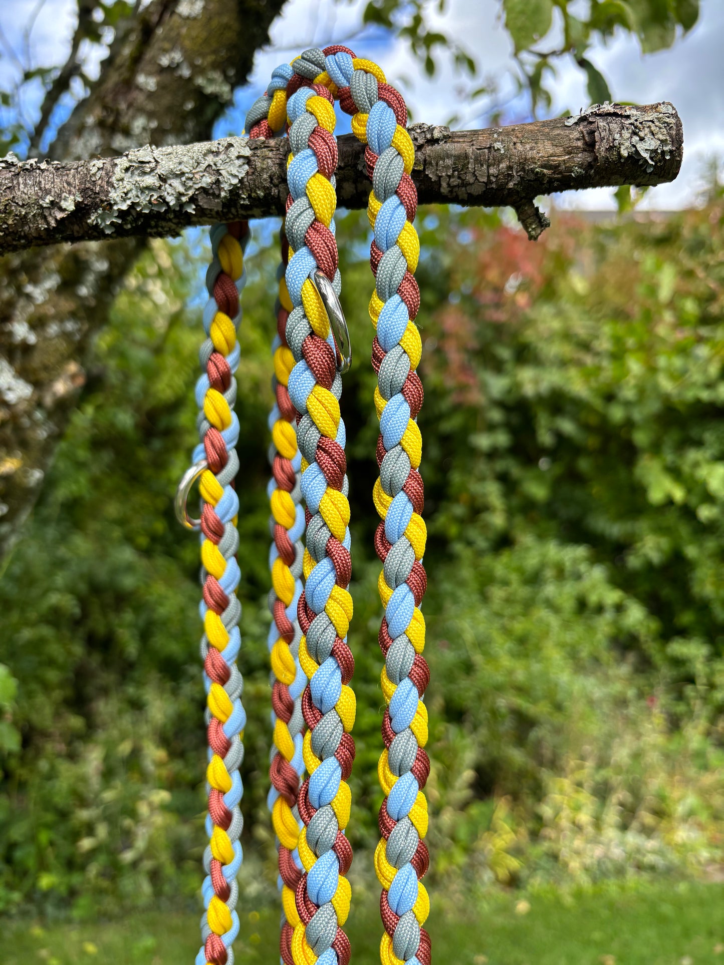 Hundeleine aus Paracord in Bronze, himmelblau, gelb und grau