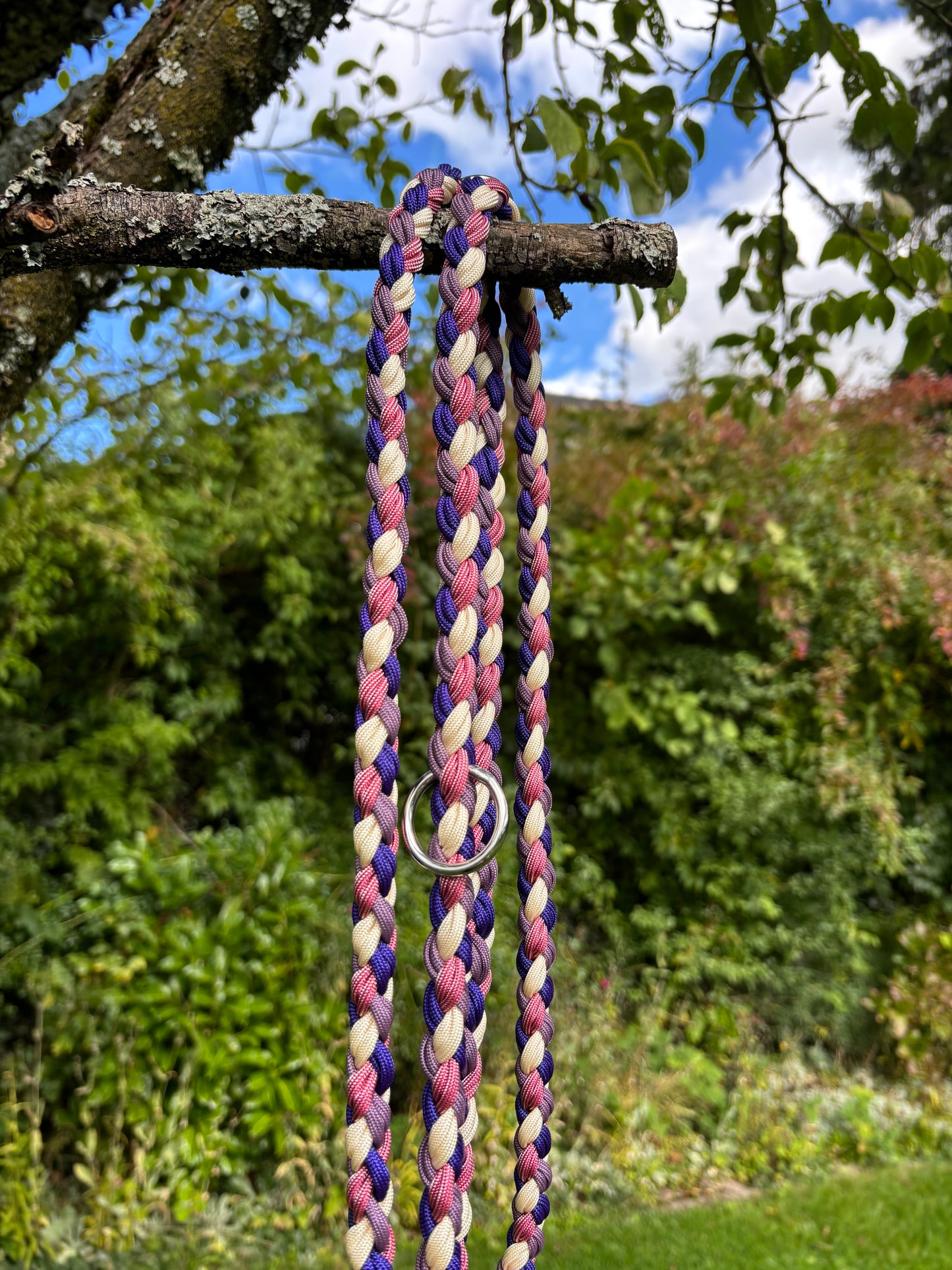 Hundeleine aus Paracord in lila, rosa und weiß