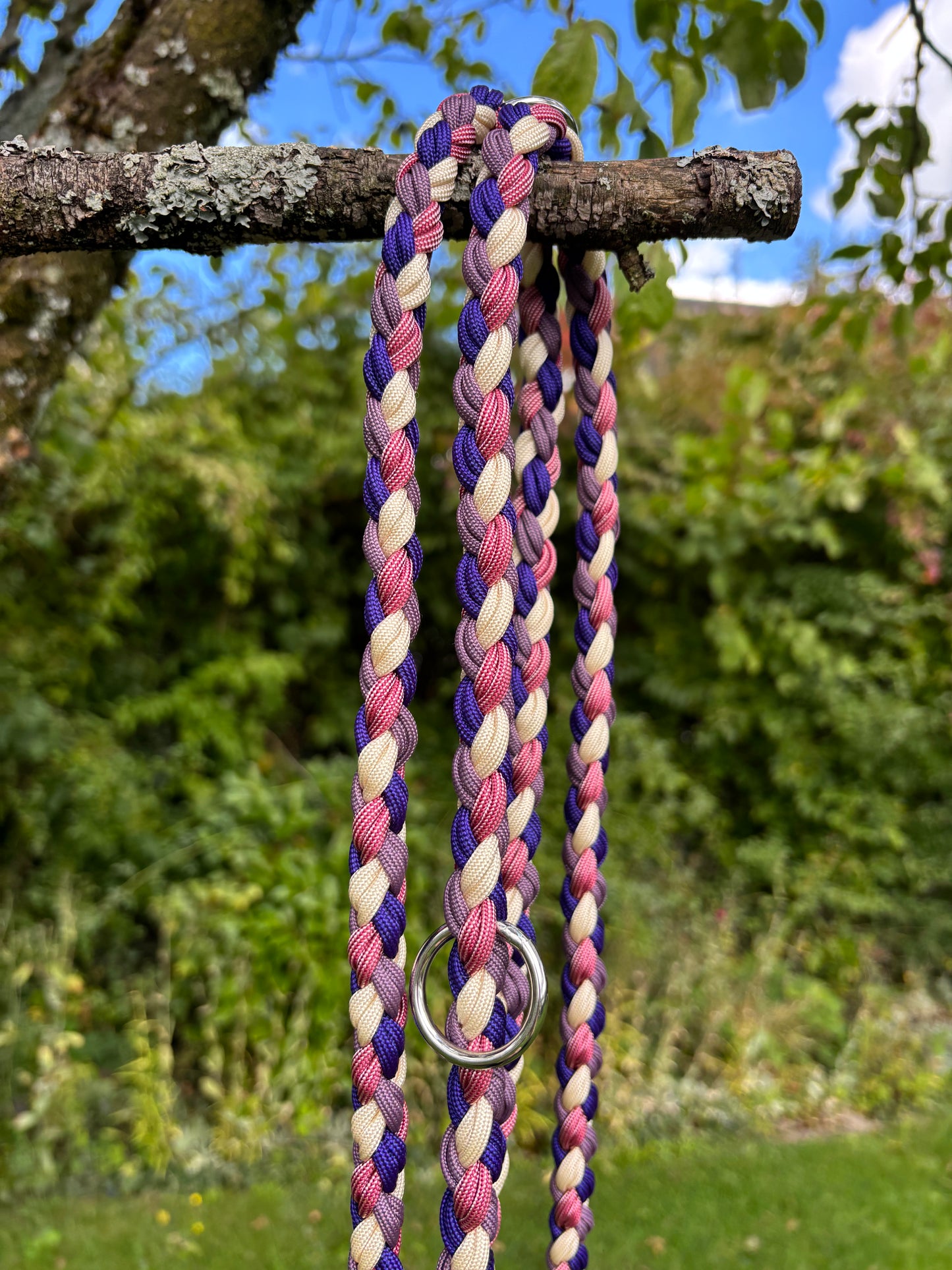 Hundeleine aus Paracord in lila, rosa und weiß