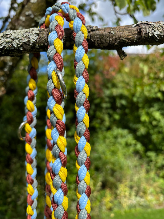Hundeleine aus Paracord in Bronze, blau, gelb und grau