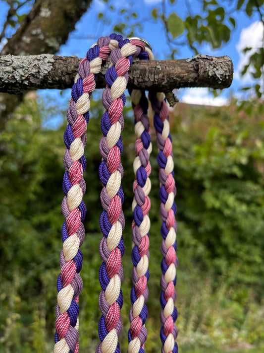 Hundeleine aus Paracord in lila, rosa und weiß
