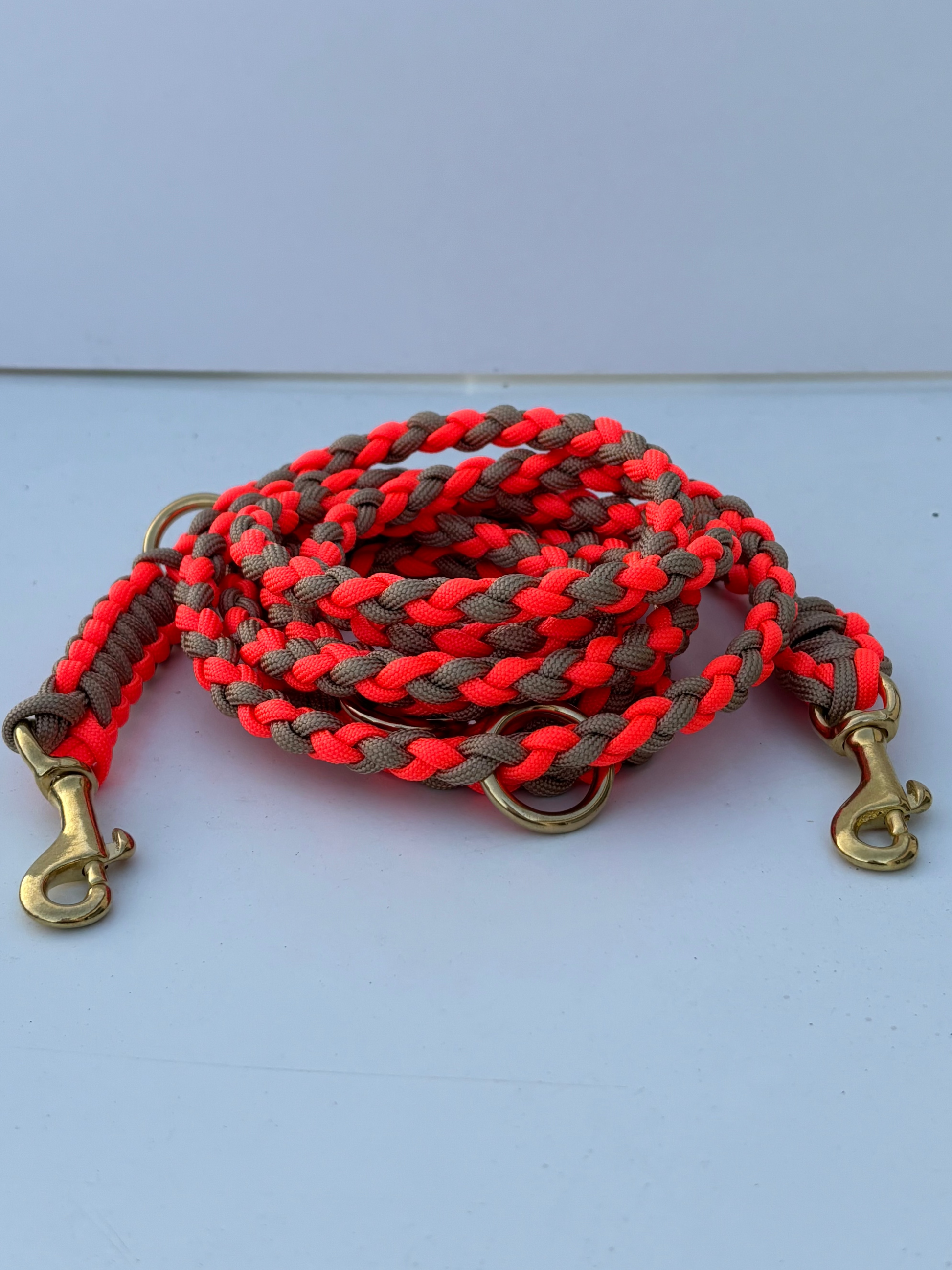 Hundeleine aus Paracord in orange und gold